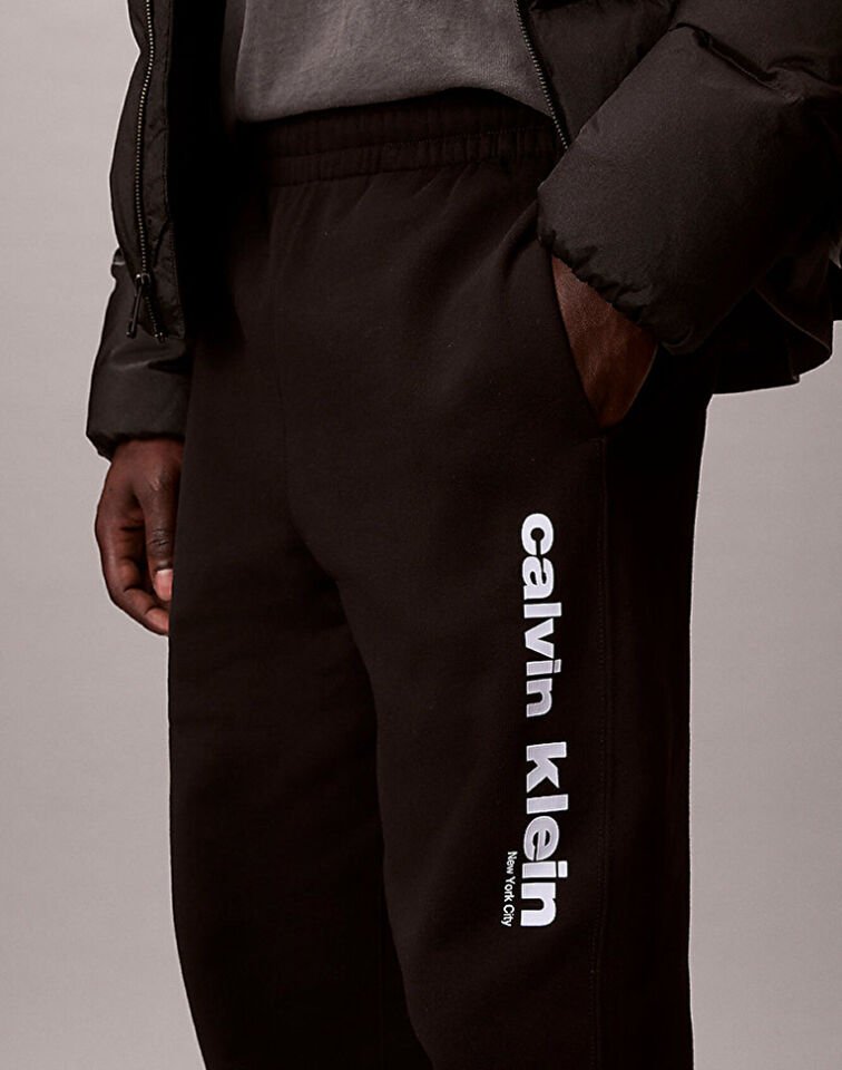 RETRO GRAPHIC JOGGER