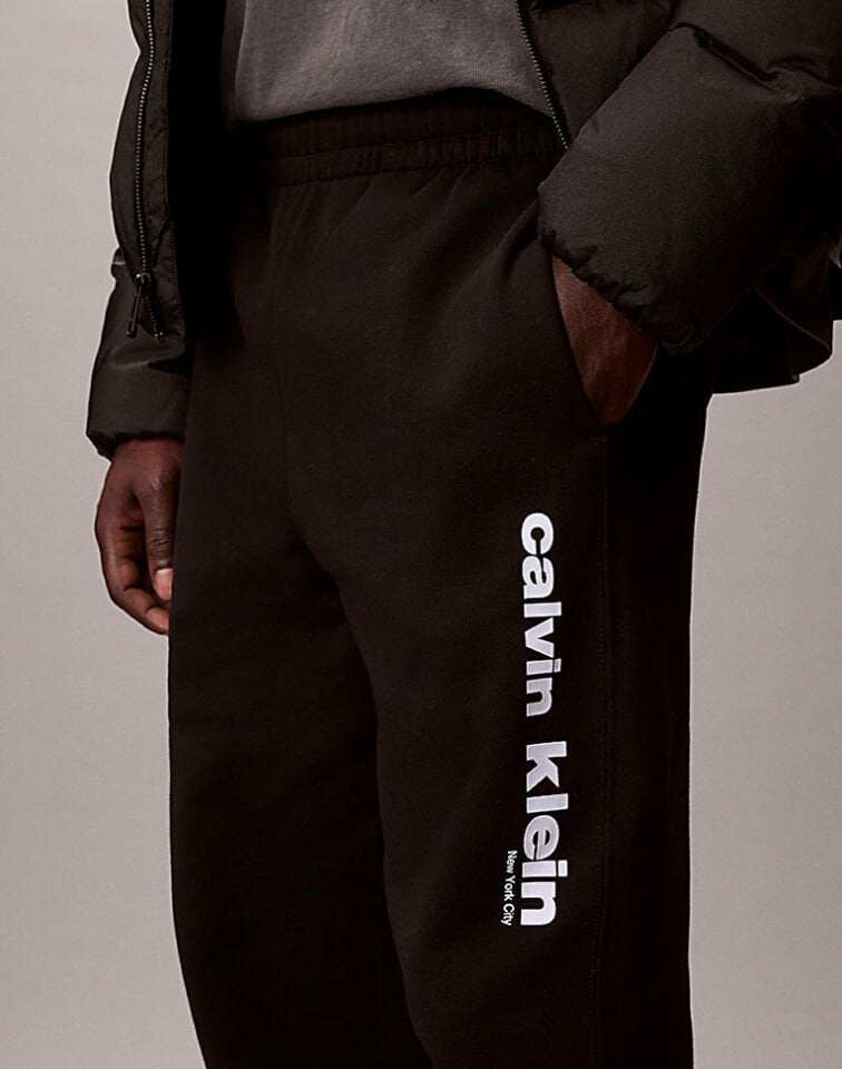 RETRO GRAPHIC JOGGER