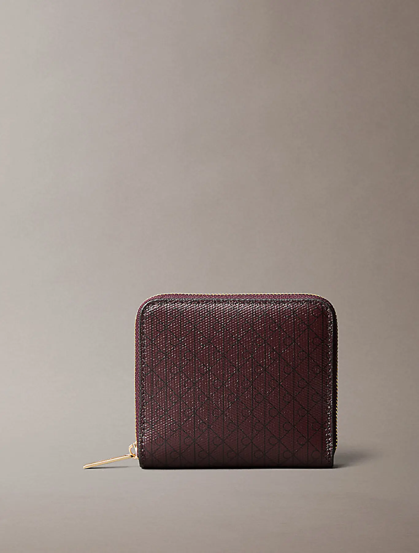 EMBLEM AOP SQUARE ZIP AROUND