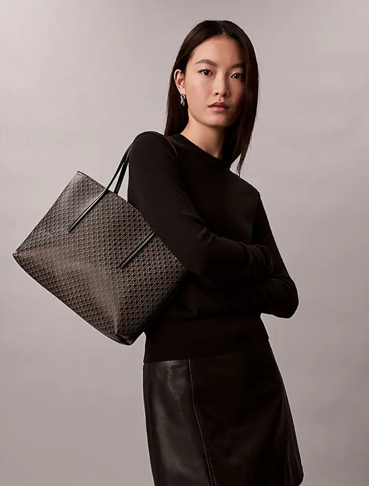 EMBLEM AOP SMALL TOTE