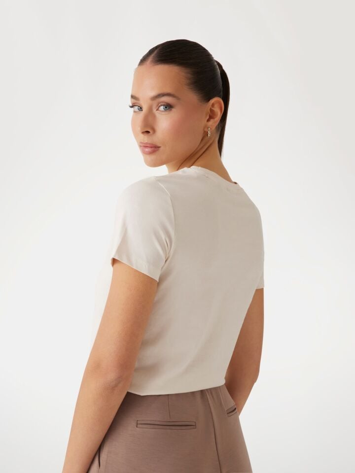 ADELE ÜÇGEN LOGOLU T-SHIRT